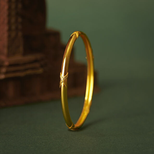 Sleek Gold Bangle 