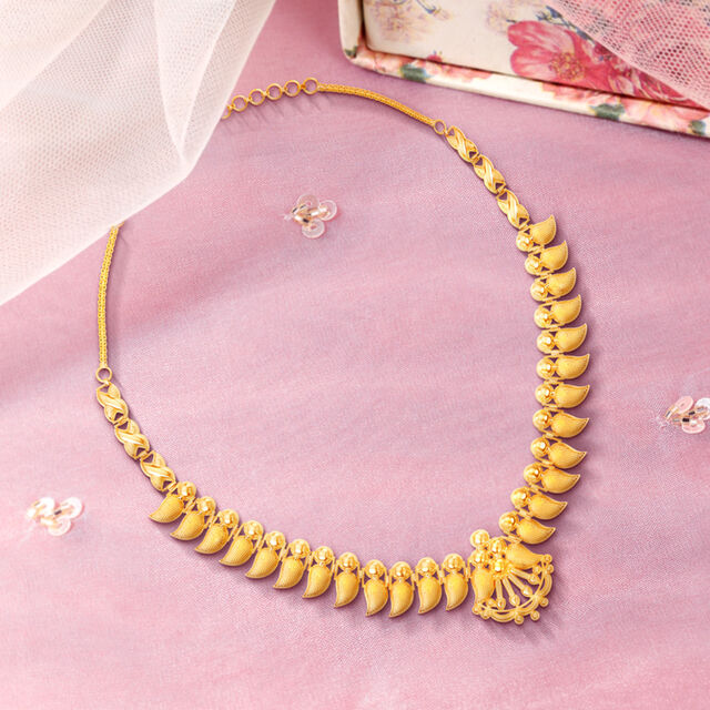 Enticing Lustrous Necklace 