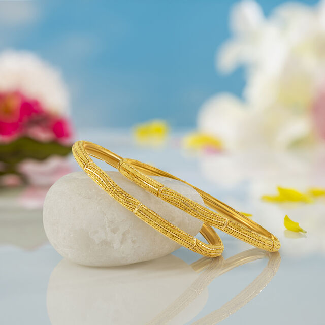 Striking Gold bangle 