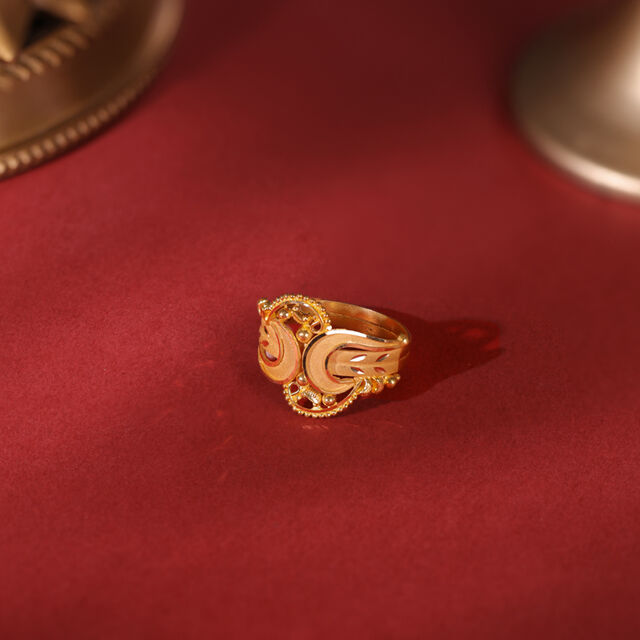 Paisley motifs carved gold finger ring 