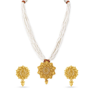 Lustrous Gold Pendant and Earrings Set