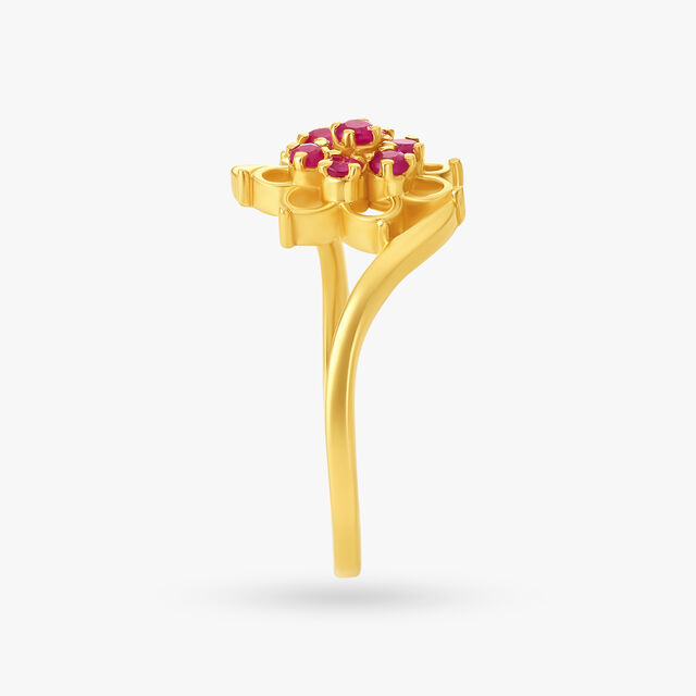 Compelling Floral Gold Ring