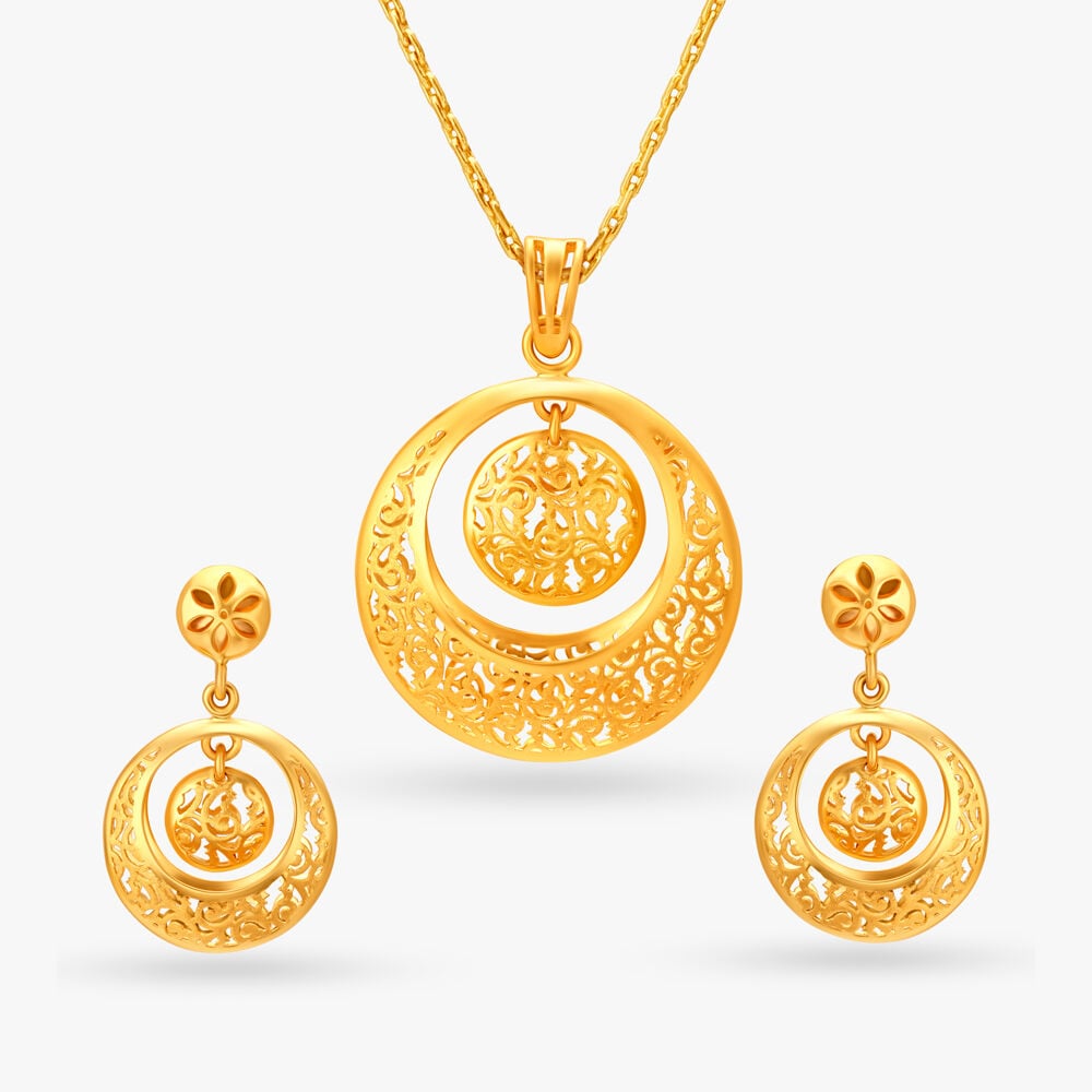 Gold pendant set by tanishq shop