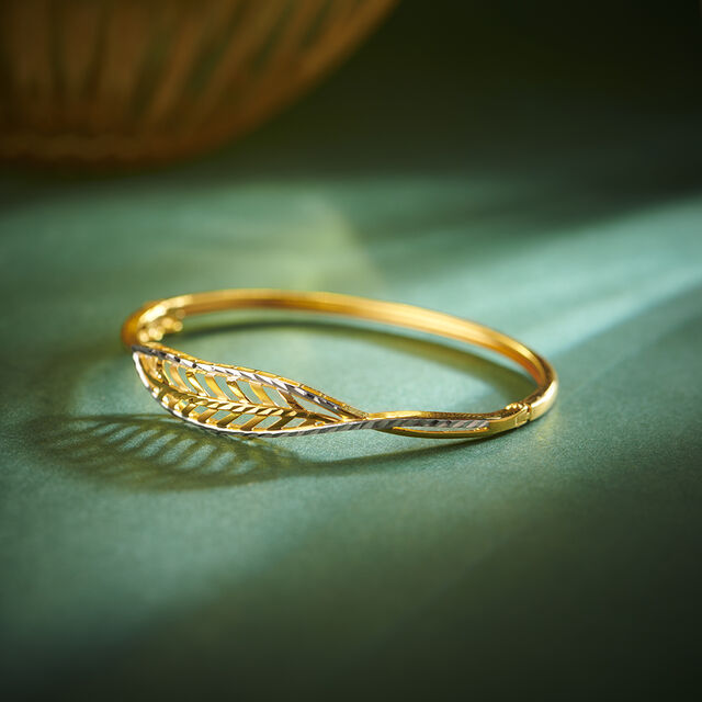 Charming Leaf Bangle 