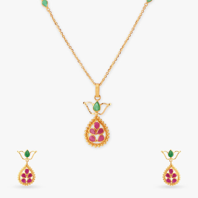 Lustrous Pendant With Chain And Earrings Set 