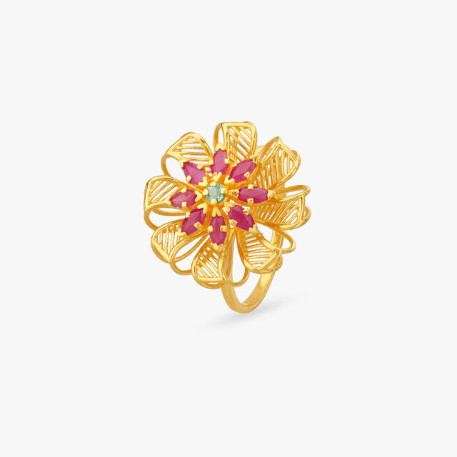 Vibrant Dramatic Emerald Finger Ring