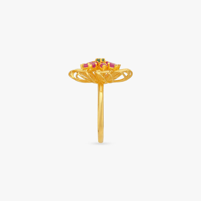 Vibrant Dramatic Emerald Finger Ring