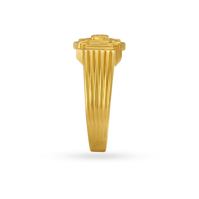 Helm Wheel Motif Gold Finger Ring For Men