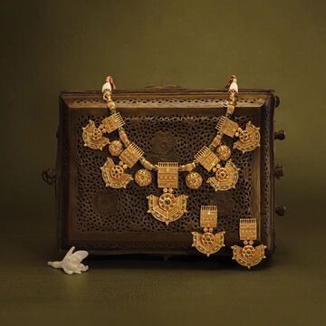Fanning Desires Necklace Set with Dori Powai