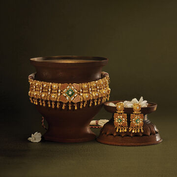 Sumptuous Choker Necklace Set with Kundan Work