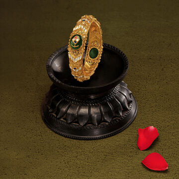 Alluring Kundan Inlay Work Bangle