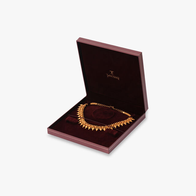 An Aura of Traditional Elegance Necklace 4