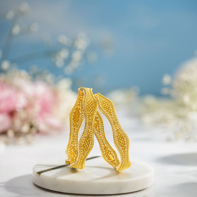 Eloquent Wavy Gold Bangle 