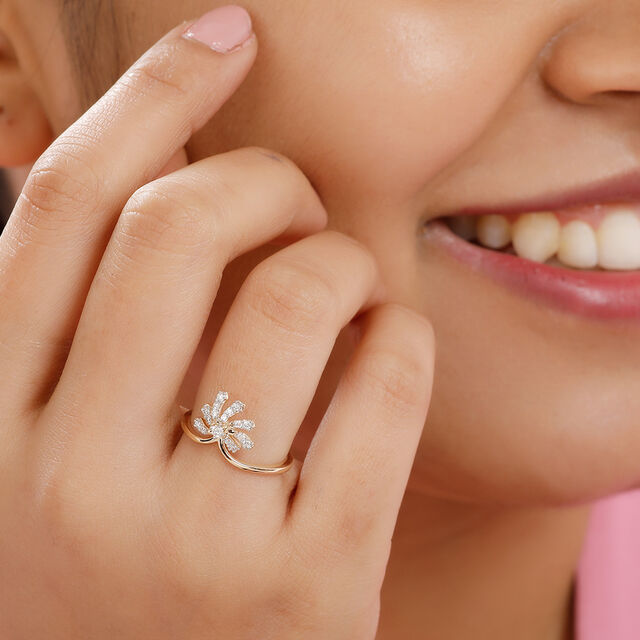 18 KT Yellow Gold Charming Floral Ring 3