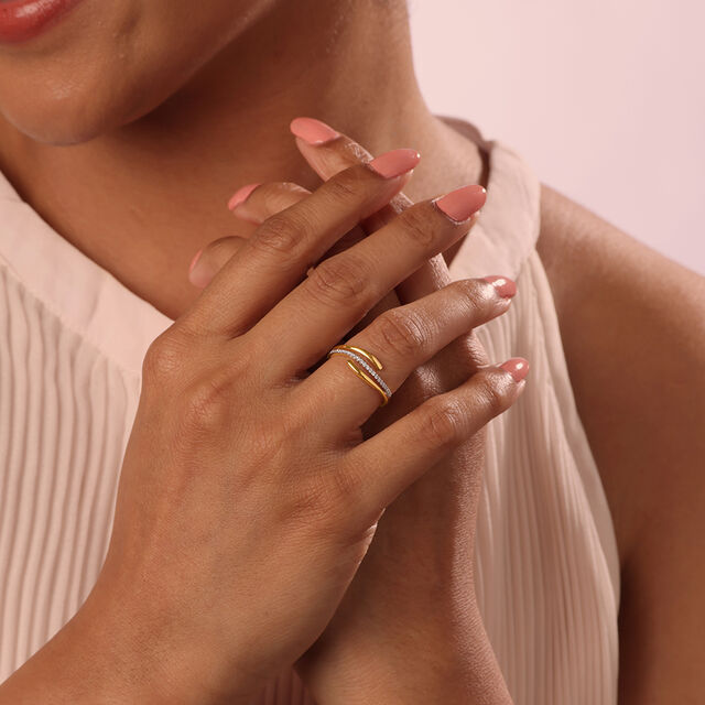 Sleek Chic 18KT Gold & Diamond Ring 2