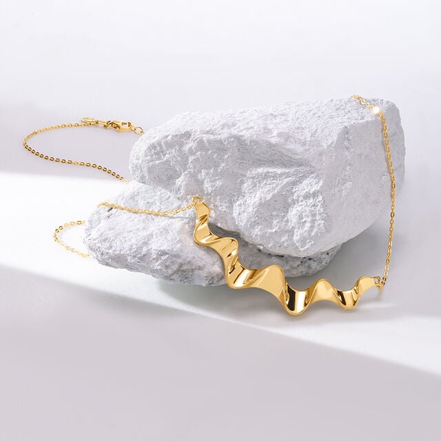 Serene Sway18KT Gold Pendant and Chain 