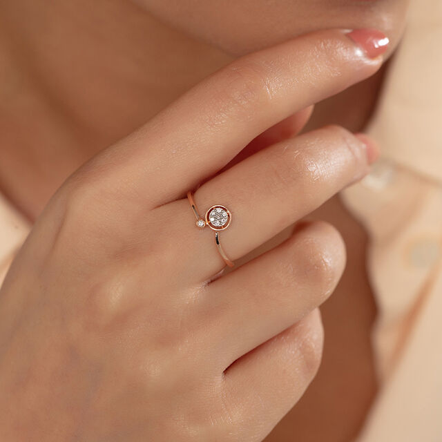 Shimmering Halo Gold & Diamond Finger Ring 2