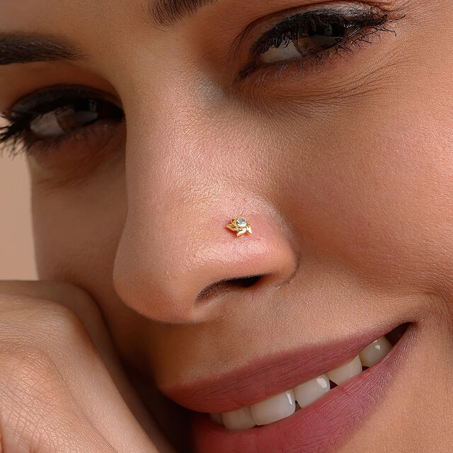 Twirl Spark Topaz Nose Pin 2