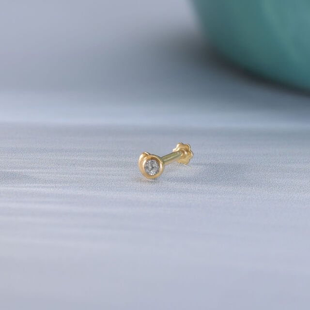 Chic Swirl Topaz Nose Pin 