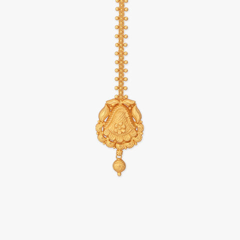 Petals unfold gracefully on this 22 Karat yellow gold Maang Tikka, detailed with a floral centre, curved leaf motifs, scalloped edging and a dangling bead.
