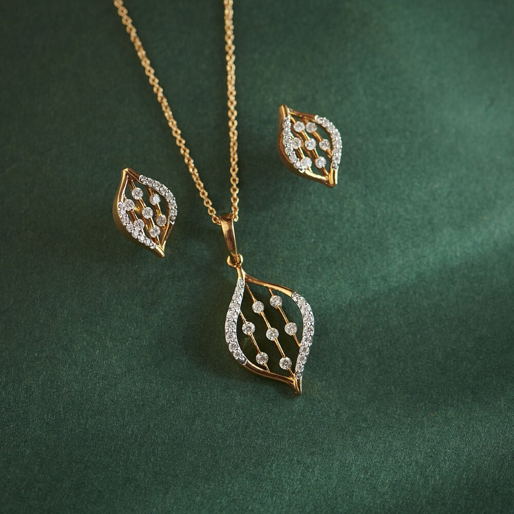 Extravagant Diamond Pendant and Earrings Set