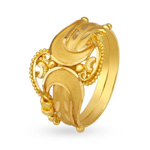 Paisley motifs carved gold finger ring
