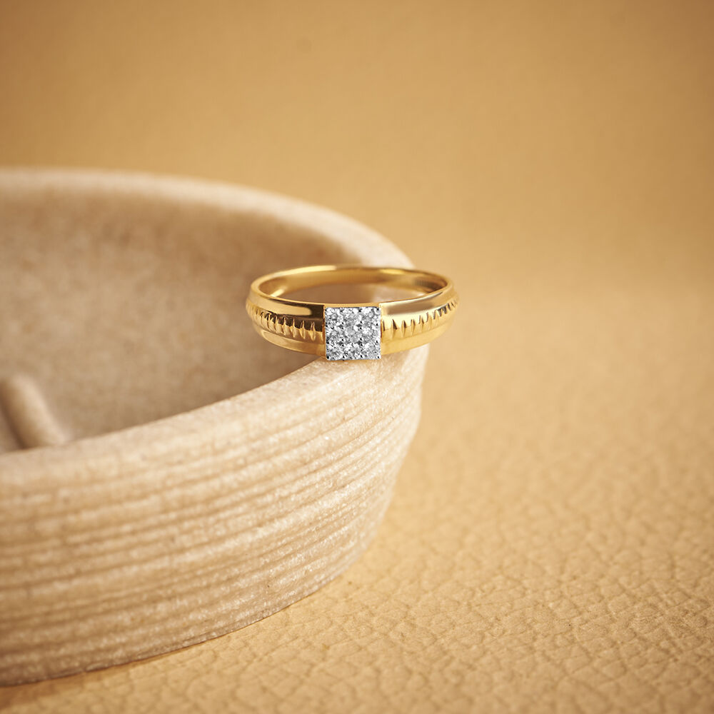 Minimal Glimmer Diamond Ring