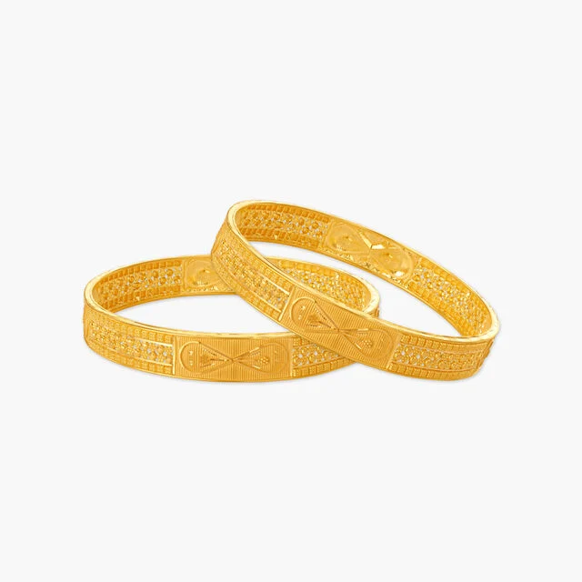 Meghdhanushya Wedding Bangles - Gujarati Bridal Bangleset - The perfect  blend of trend and tradition to go with your panetar... . . Sizes available  2.4, 2.6, 2.8 . . To order, kindly