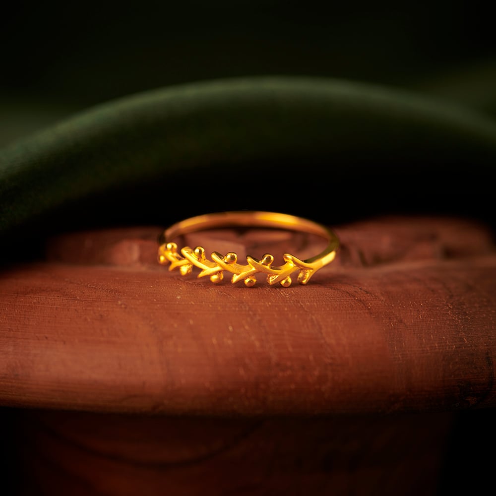 

Entrancing Leaf Pattern Gold Finger Ring