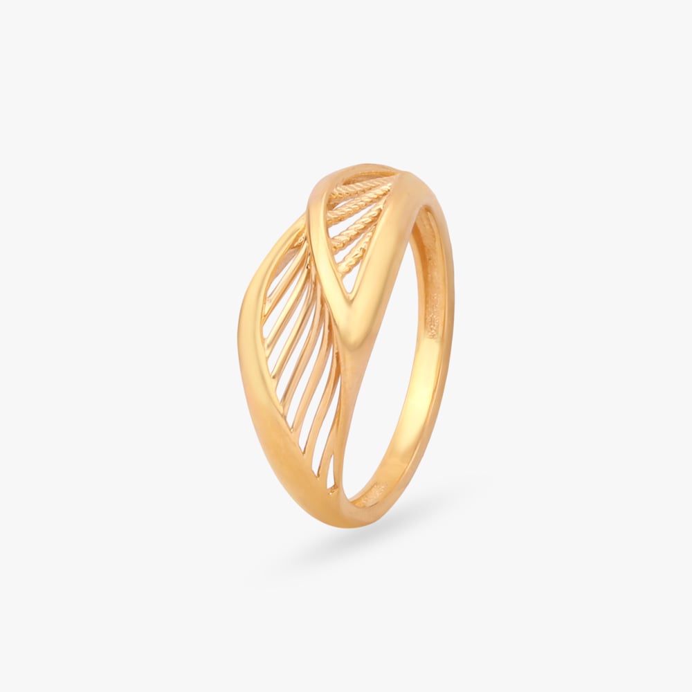 

Sculpted Leaf Gold Ring