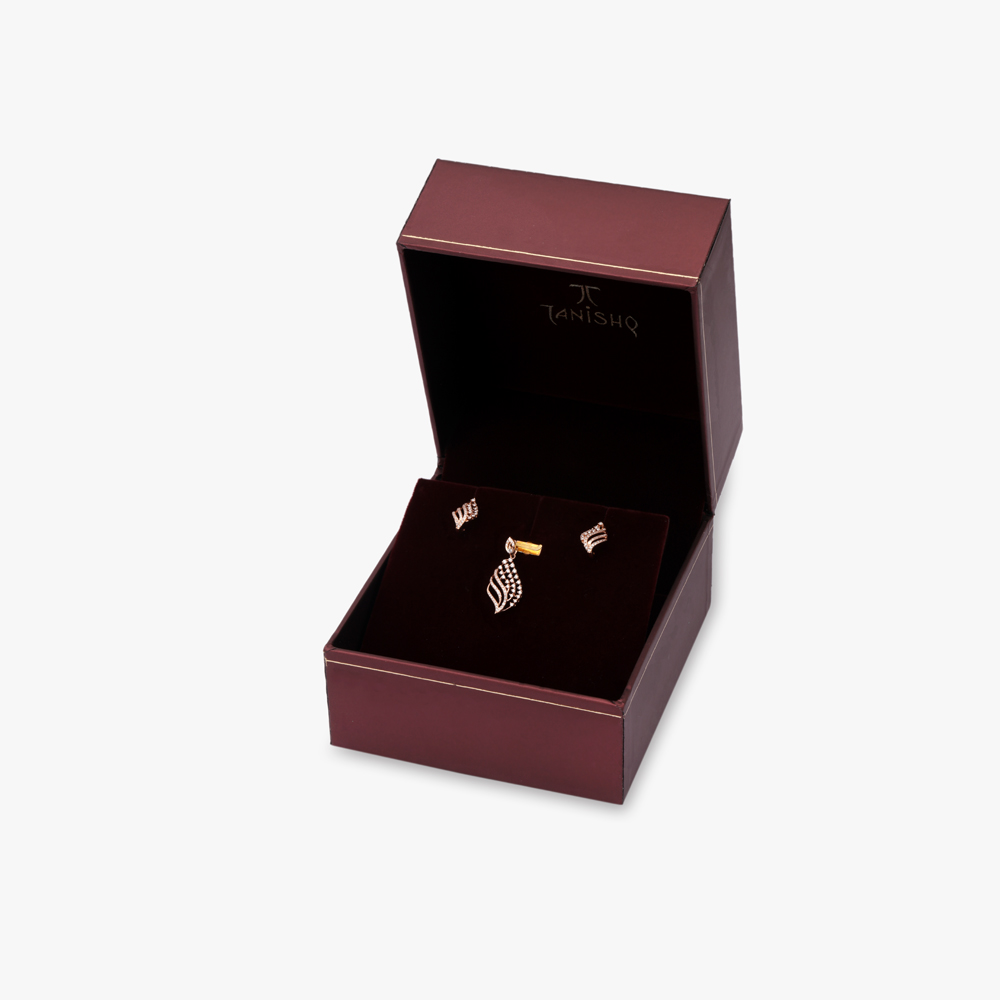 Colossally Glamorous Diamond Pendant With Earrings Set