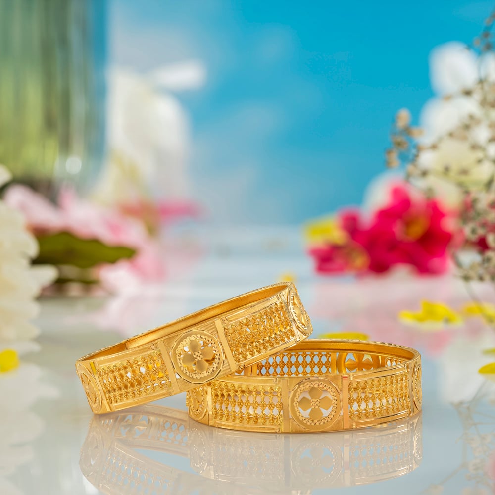 Resplendent Gold Bangle,,hi-res image number null