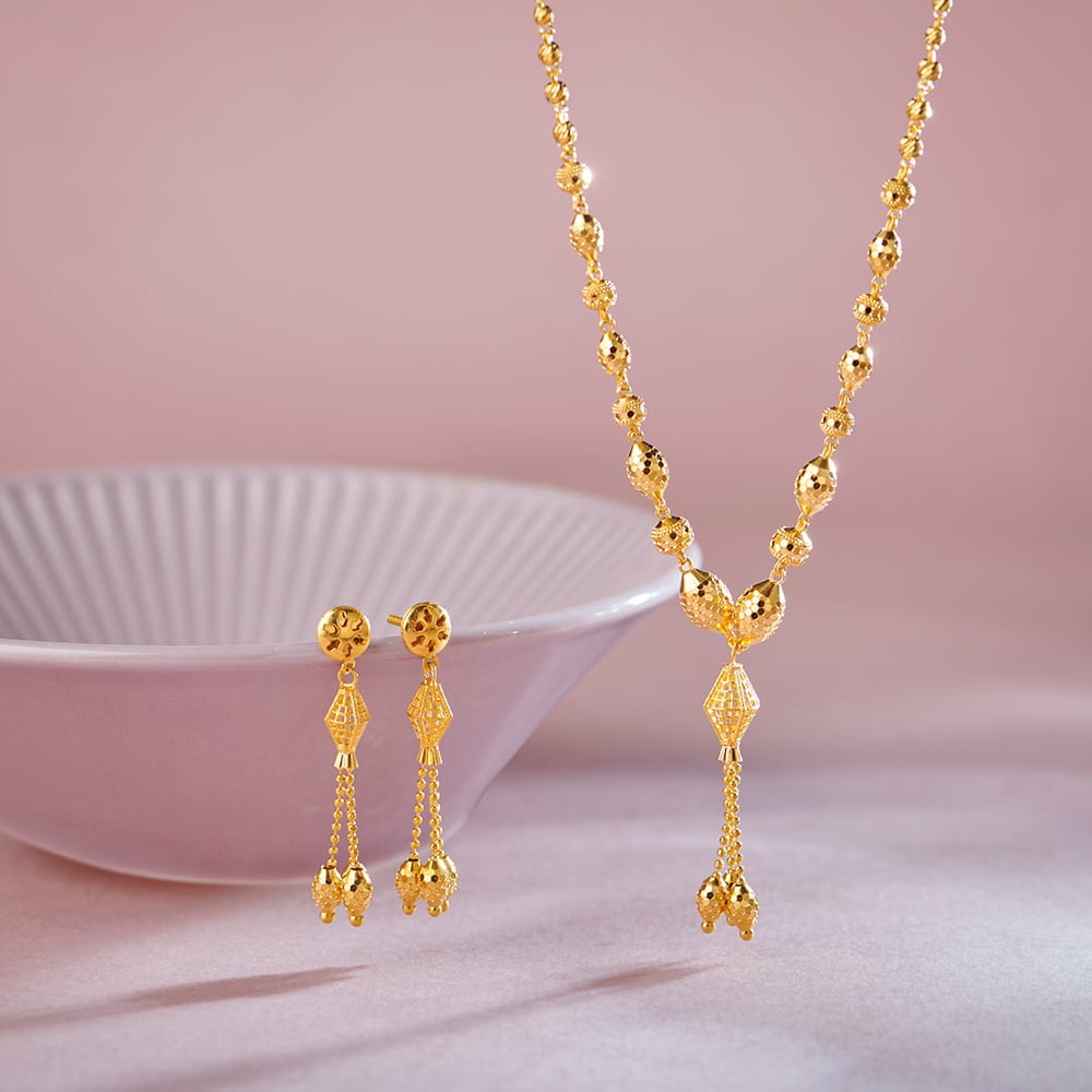

Stately Beads and Tassels Necklace Set