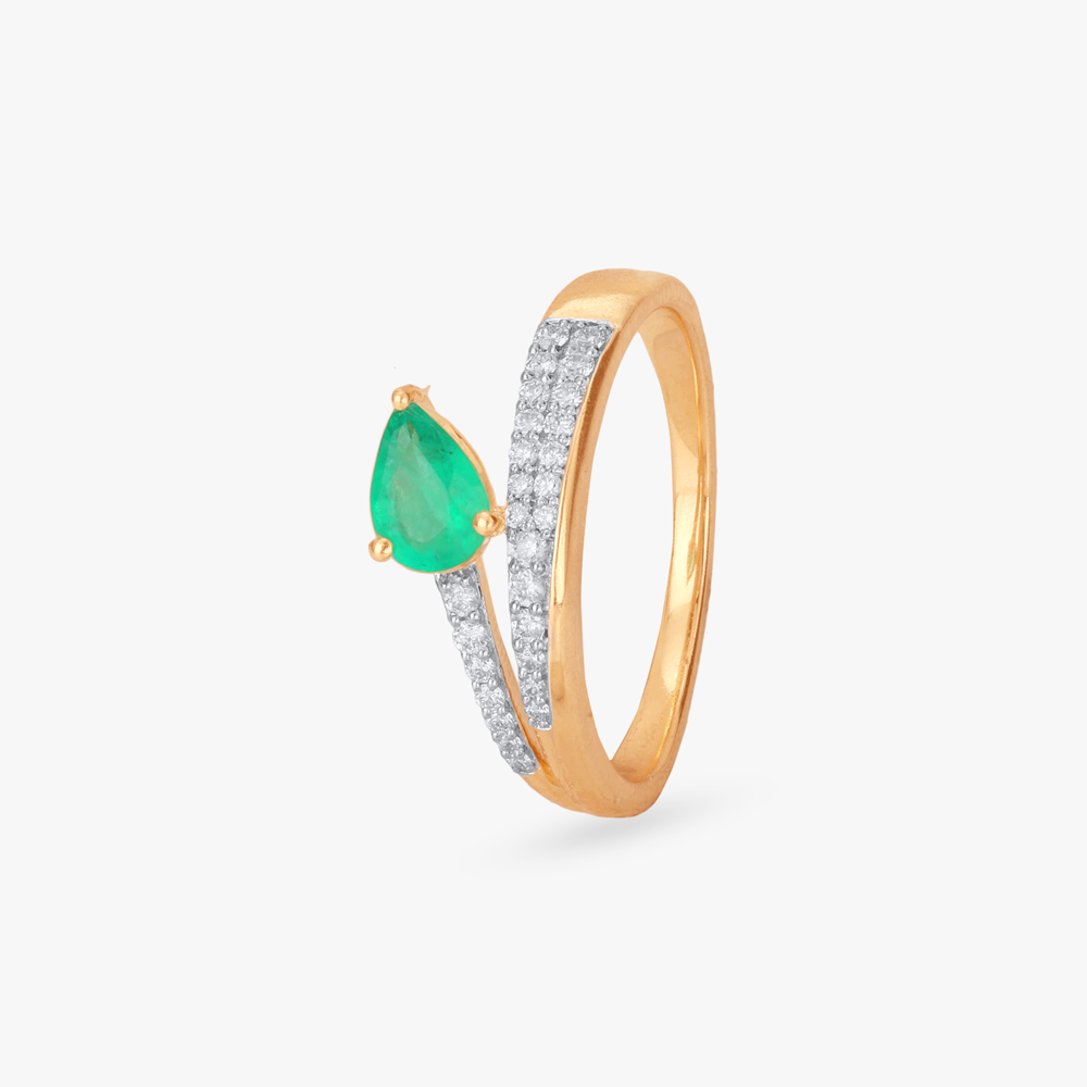 

Sleek Glam Diamond Finger Ring