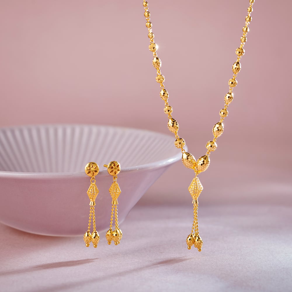 Circular Mesh Gold and Diamond Pendant and Earrings Set