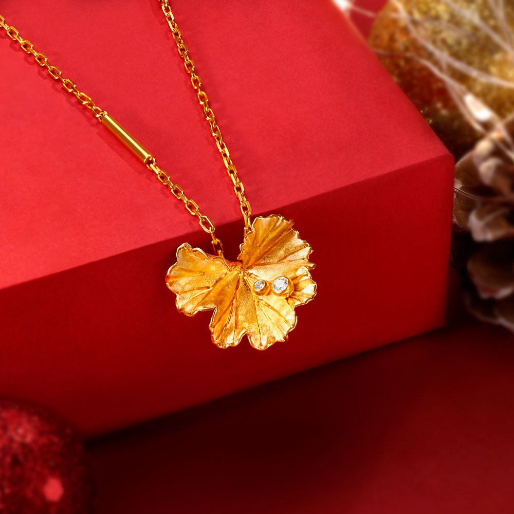 A Glorious Leaf Diamond Pendant with Chain,,hi-res image number null