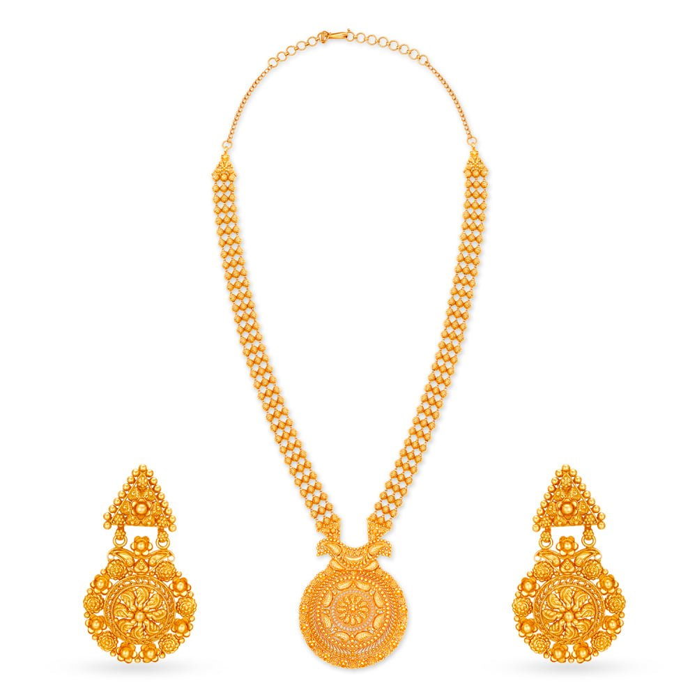 Grand Gold Necklace Set for the Maharashtrian Bride