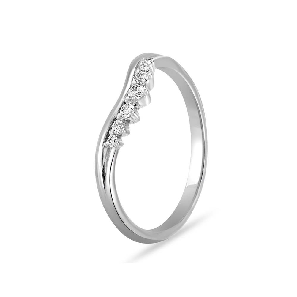 18 KT Striking White Gold Diamond Ring