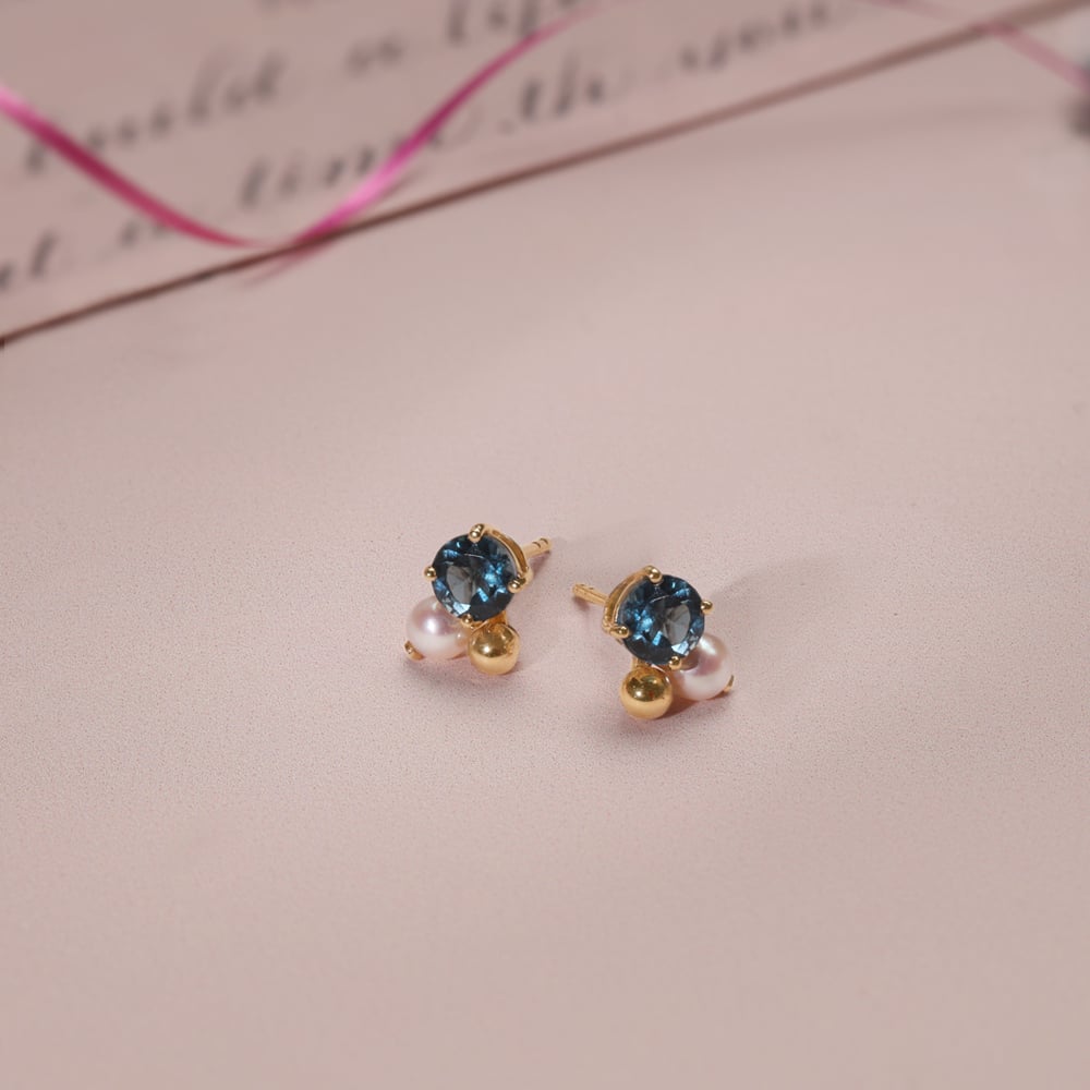 Twinkle Ribbon Natural Pearl Earrings main image 1