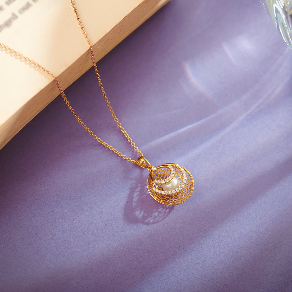 

Radial Mesh Pearl and Diamond Pendant