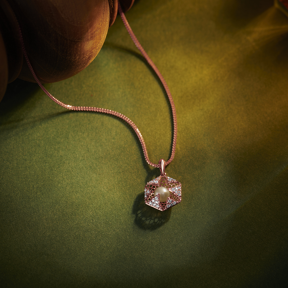 Charming Mesh Pearl and Diamond Pendant