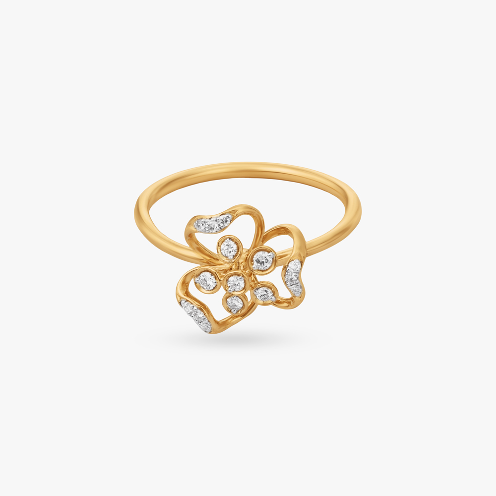 

Petal Halo Diamond Ring