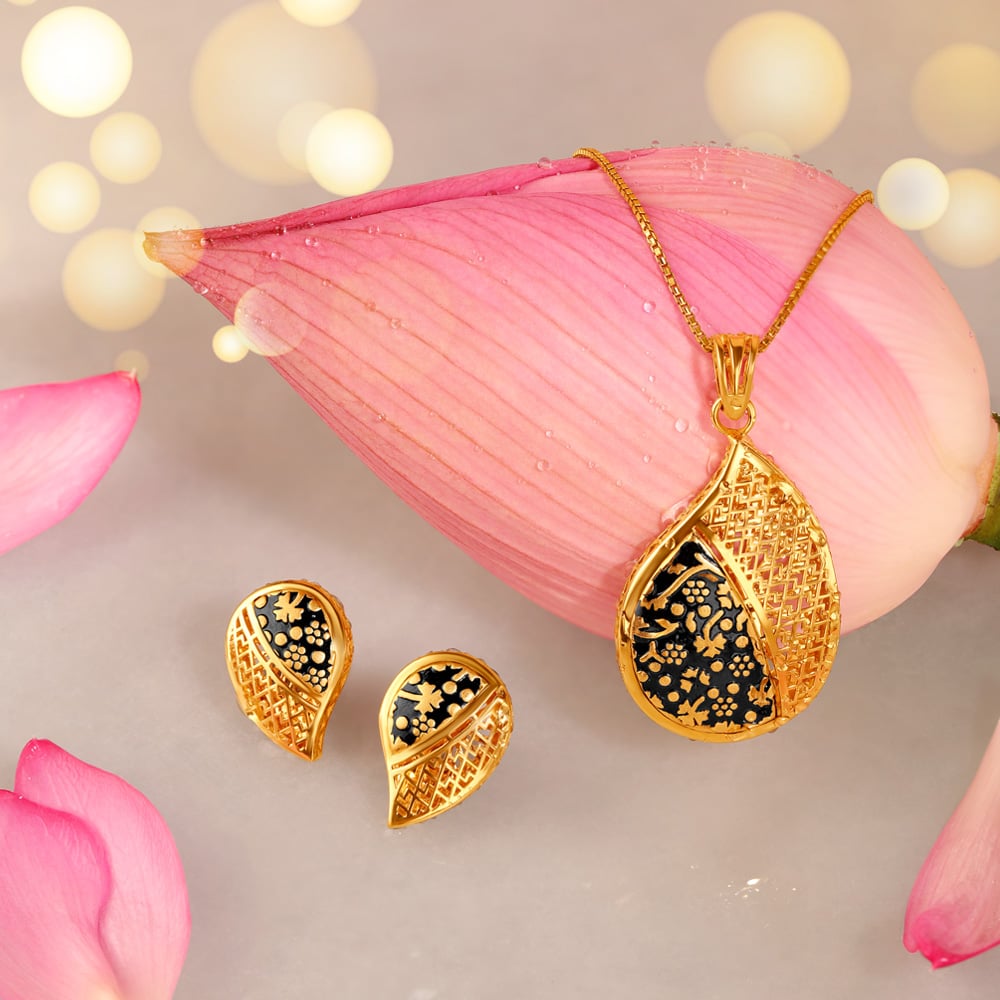 Wedding Wear 18 Carat Gold Pendant Earring Set at Rs 205000/set in Mumbai |  ID: 25410262255