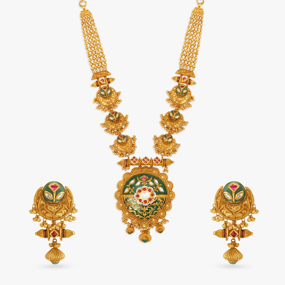 

Opulently Classic Necklace Set with Kundan Inlay Work