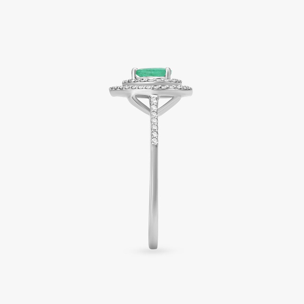 Eye-Catching Diamond and Emerald Ring,,hi-res image number null