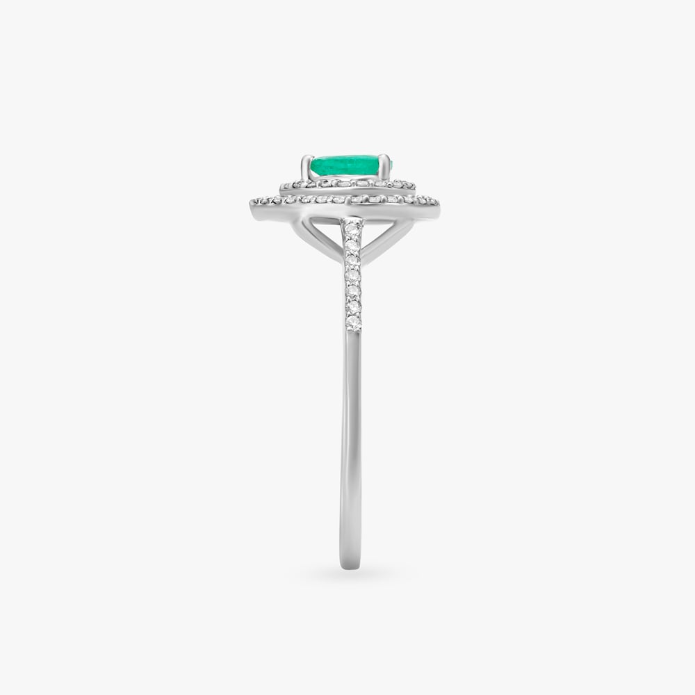 Eye-Catching Diamond and Emerald Ring,,hi-res image number null