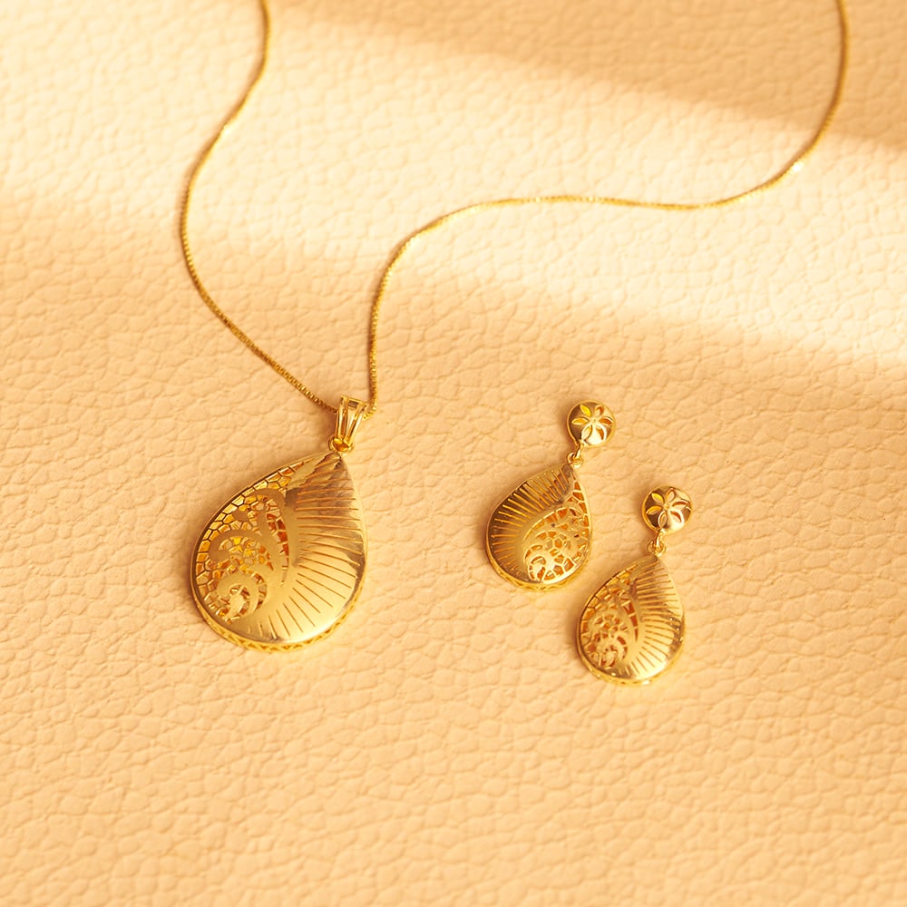 Delicate Radiant  Pendant and Earrings Set