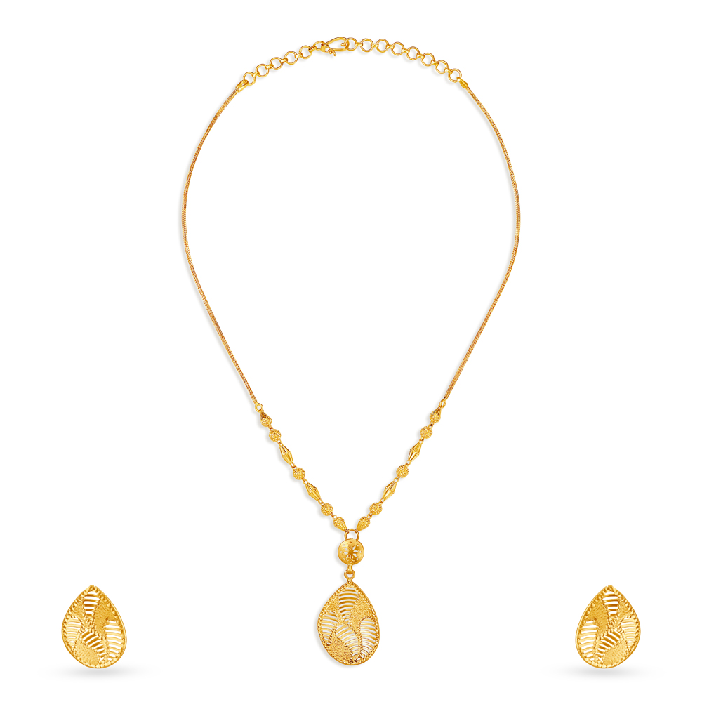 Exquisite Pendant and Earrings Set with uncut diamonds