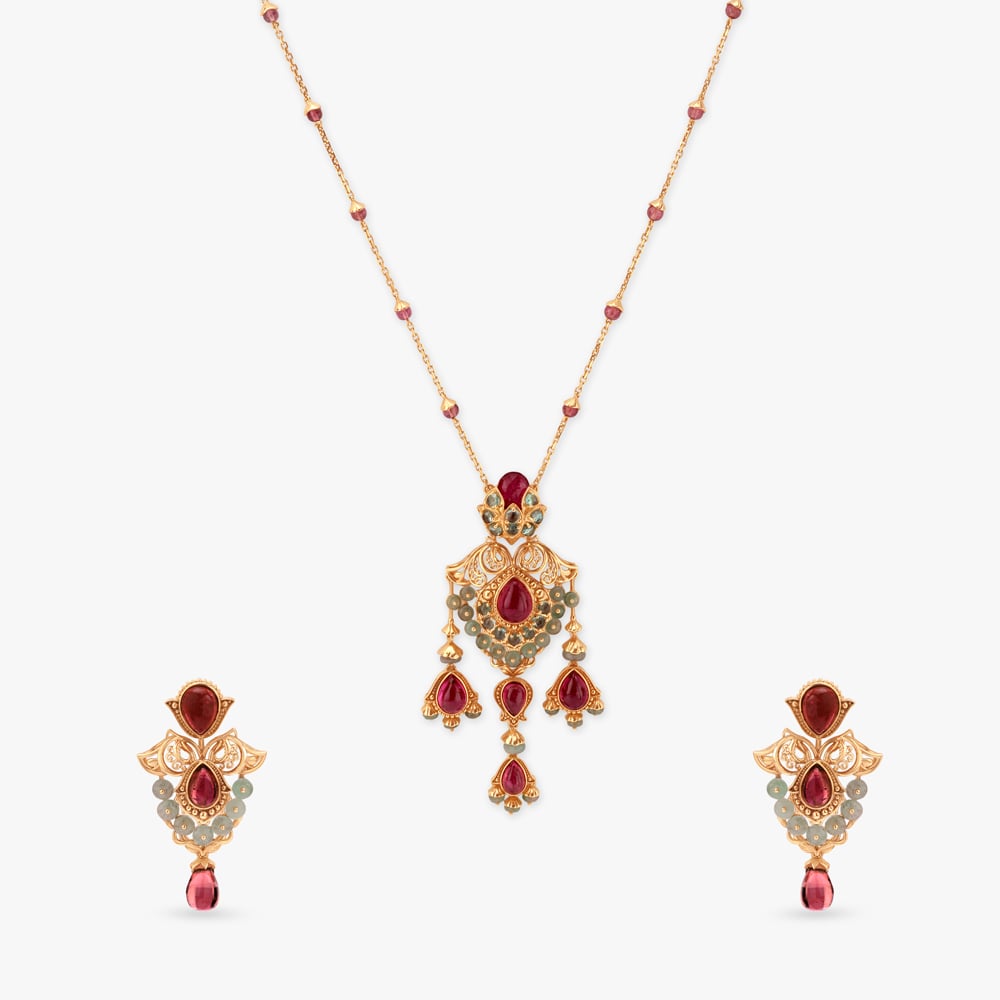 

Lush Vine Gold Pendant with Chain and Earrings Set