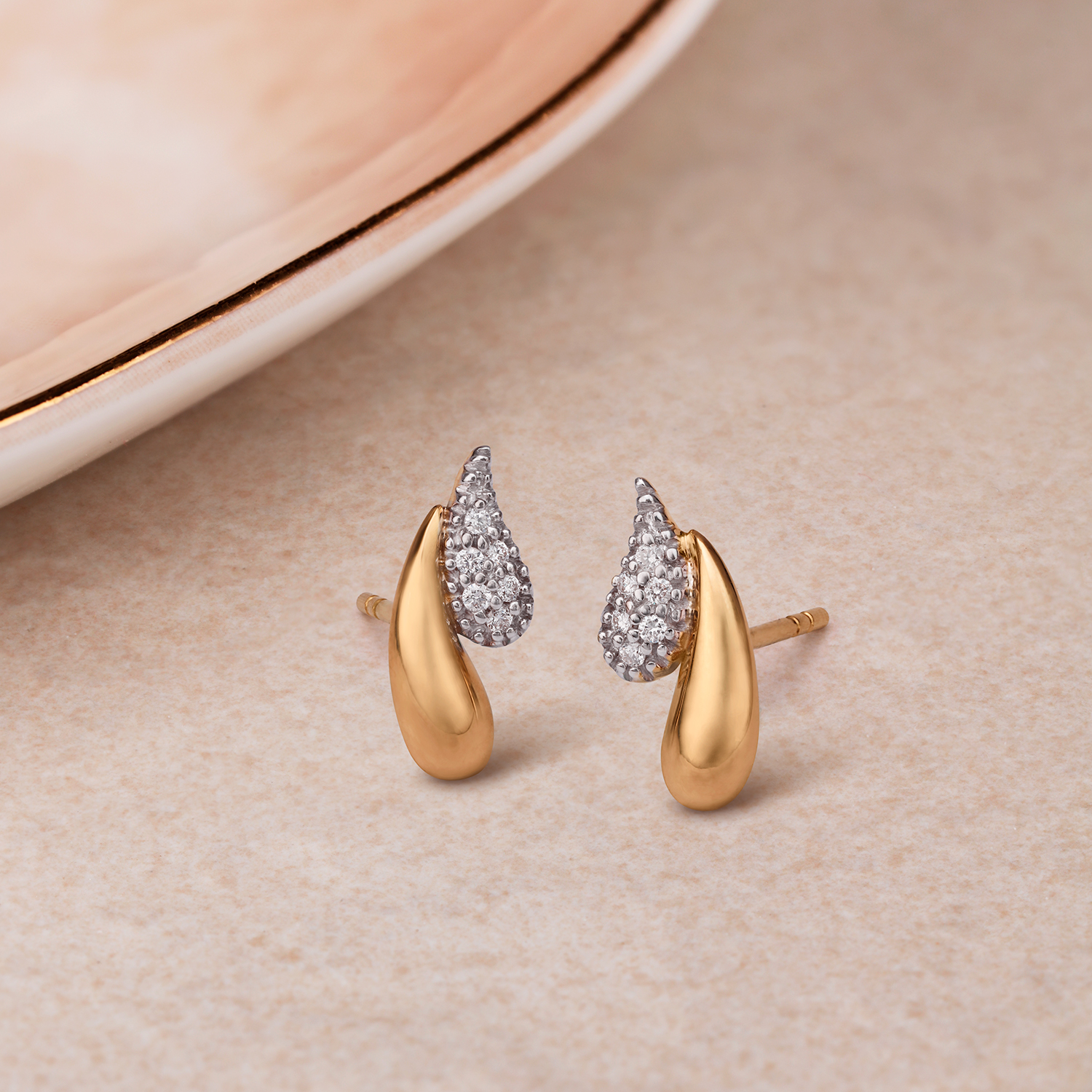 

Leaf Diamond Stud Earrings